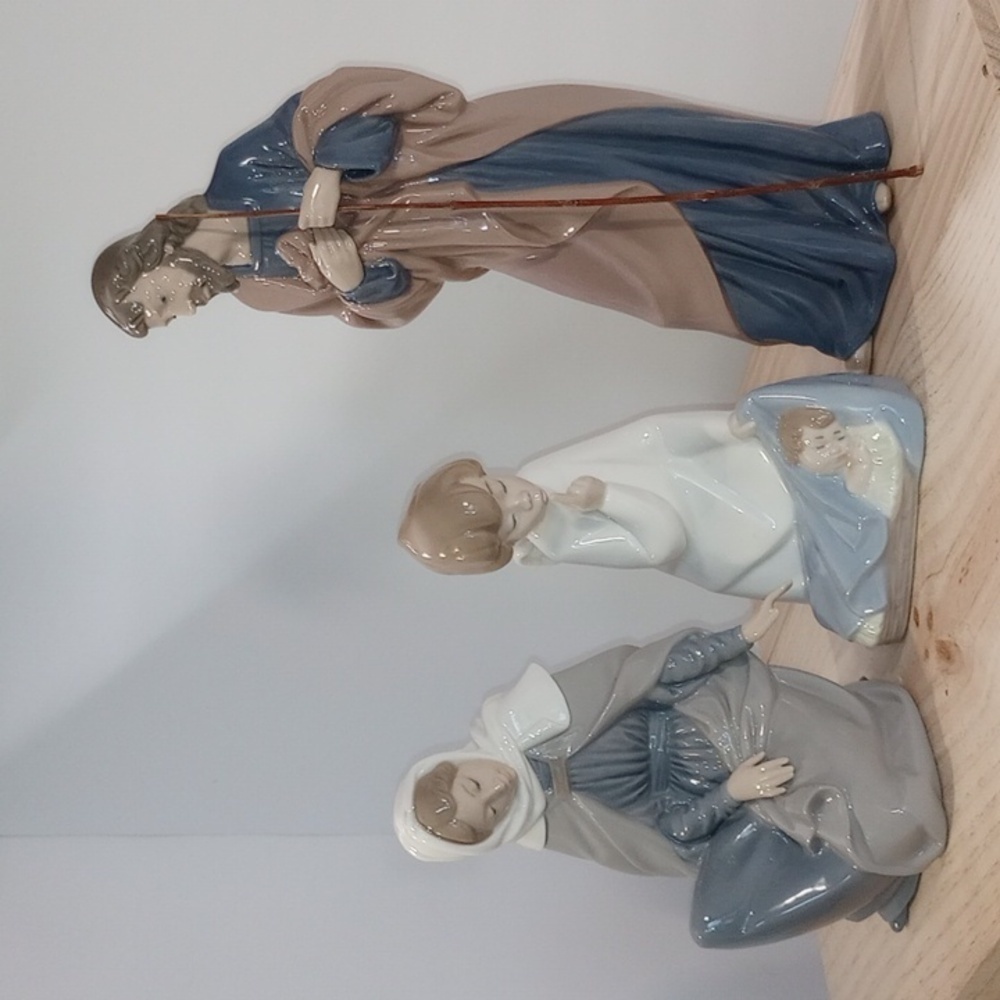 Lladro Nao 3 peice Nativity Scene Mary, Angel and Baby Jesus, and Joseph